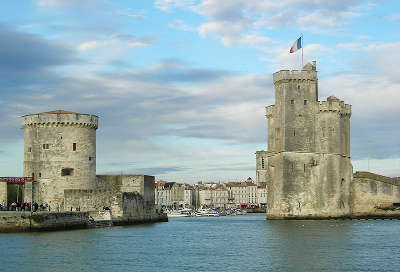 La rochelle les tours du vieux port routes touristique de charente maritime guide du tourisme poitou charente