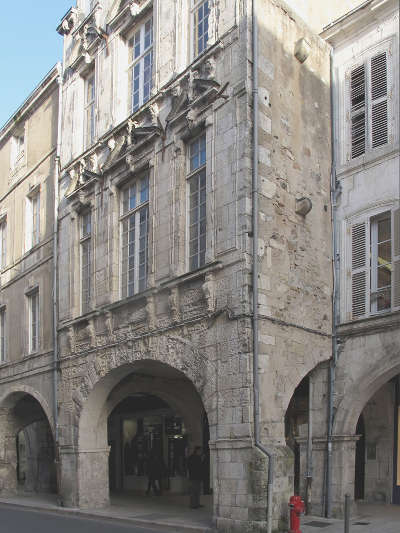 La rochelle maisons a arcades dans le centre historique routes touristique de charente maritime guide du tourisme poitou charente