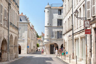 La rochelle rue dans la vieille ville routes touristique de charente maritime guide du tourisme poitou charente