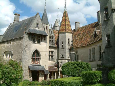 La rochepot le chateau routes touristiques en cote d or guide du tourisme en bourgogne