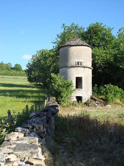 La rochepot pigeonnier routes touristiques en saone et loire guide du tourisme en bourgogne