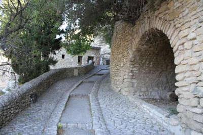 La roque sur pernes village perche callade routes touristiques du vaucluse guide touristique de provence alpes cote d azur