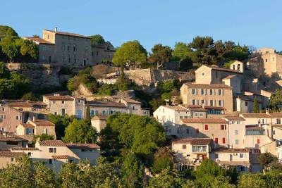 La roque sur pernes village perche routes touristiques du vaucluse guide touristique de provence alpes cote d azur