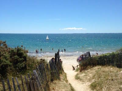 La trinite sur mer la plage de kervillen routes touristiques dans le morbihan guide du tourisme en bretagne