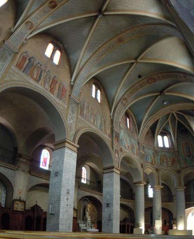 Lablachere basilique notre dame de bon secours vue de la nef et du collateral nord routes touristiques de l ardeche guide du tourisme rhone alpes