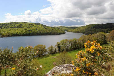 Lac de guerledan les routes touristiques dans les cotes d armor guide du tourisme en bretagne