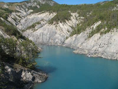 Lac de serre poncon routes touristiques des hautes alpes guide du tourisme de provence alpes cote d azyr