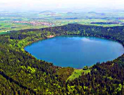 Lac du bouchet route a travers la haute loire routes touristiques de haute loire guide touristique auvergne