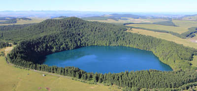 Lac pavin besse route des lacs d auvergne guide touristique du puy de dome