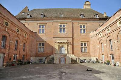 Lacroix falgarde cour du chateau routes touristiques de la haute garonne guide du tourisme du midi pyrenees