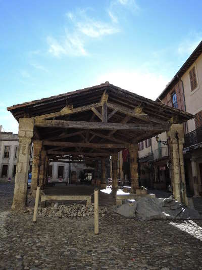 Lagrasse les halles plus beau village de france routes touristiques de aude guide du tourisme d occitanie
