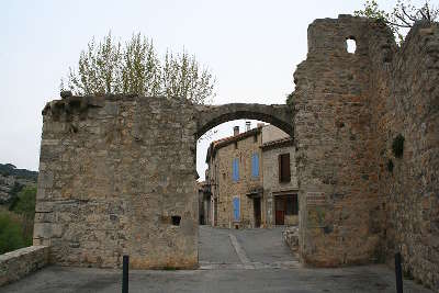 Lagrasse porte de l eau plus beau village de france routes touristiques de aude guide du tourisme d occitanie