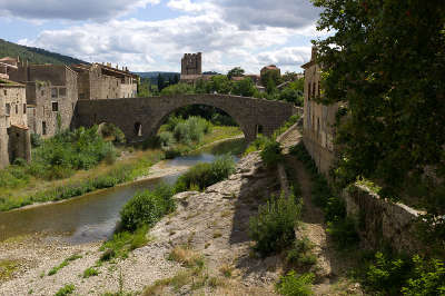 Lagrasse village et vieux pont plus beau village de france routes touristiques de aude guide du tourisme d occitanie