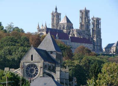 Laon vue de la ville basse routes touristique de l aisne guide du tourisme de picardie