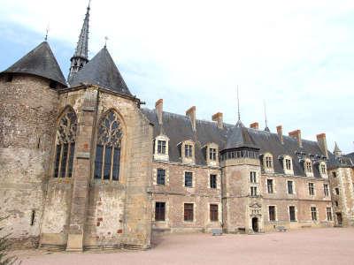 Lapalisse petite cite de caractere chateau de la palice routes touristiques de l allier guide touristique de l auvergne