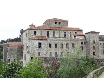 Largentiere cite medieval chateau vu de la route de tauriers routes touristiques de l ardeche guide du tourisme rhone alpes