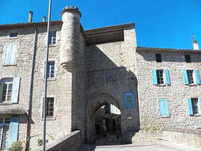 Largentiere cite medieval porte des recollets routes touristiques de l ardeche guide du tourisme rhone alpes