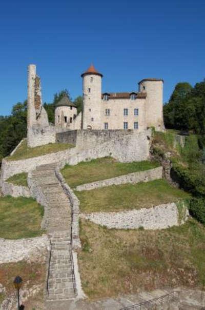 Laroquebrou petite cite de caractere chateau de la roquebrou routes touristiques du cantal guide touristique de l auvergne