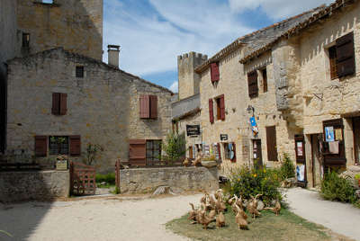 Larressingle cite fortifie routes touristiques du gers guide du tourisme midi pyrenees