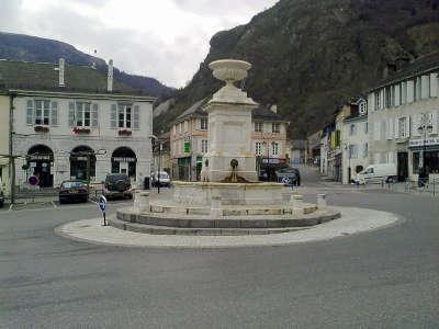 Laruns fontaine route touristique des pyrenees atlantiques guide touristique de l aquitaine