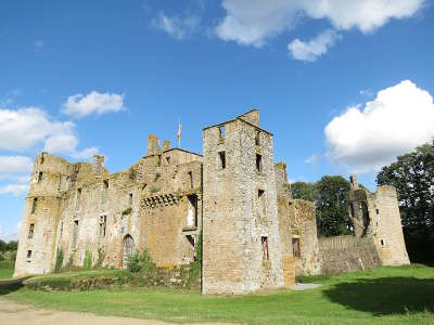 Lassay les chateaux petite cite de caractere le chateau du bois thibault routes touristiques de mayenne guide du tourisme pays de la loire