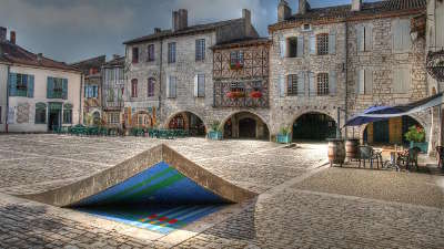 Lauzerte plus beau village la place des cornieres routes touristiques du tarn et garonne guide du tourisme midi pyrenees