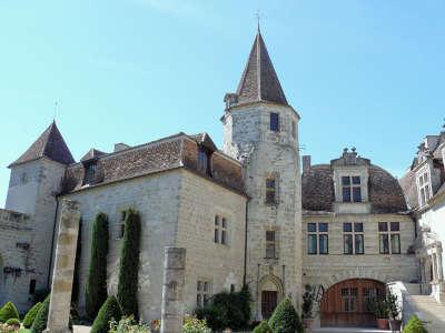 Lauzun pavillon central du chateau routes touristiques du lot et garonne guide du tourisme d aquitaine