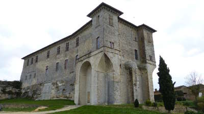 Lavardens le chateau routes touristiques du gers guide du tourisme midi pyrenees