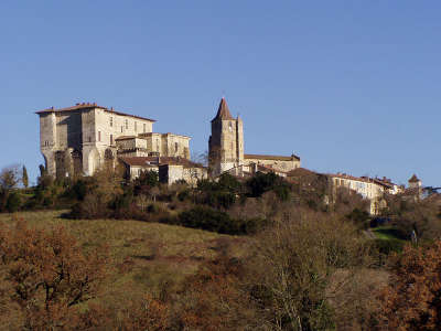 Lavardens vue du village routes touristiques du gers guide du tourisme midi pyrenees