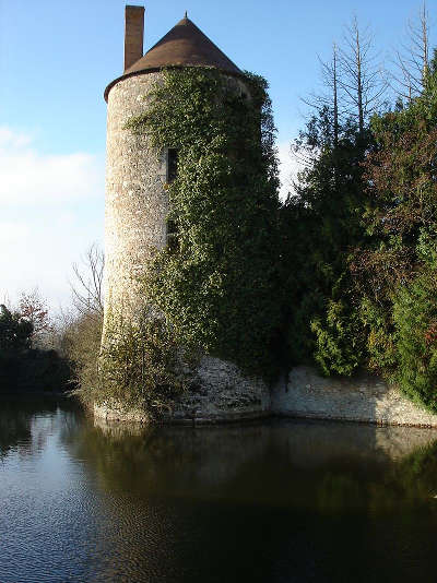 Le berthenoux tour de enceinte fortifie routes touristiques dans l indre guide du tourisme centre val de loire