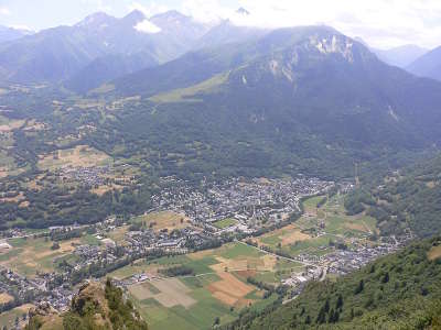 Le bourg de saint lary soulan route des cols des pyrenees