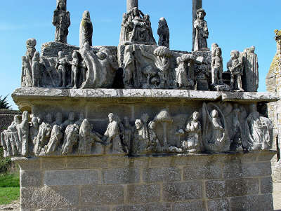 Le calvaire de notre dame de tronoen face est route du vent solaire routes touristiques dans le finistere guide du tourisme en bretagne