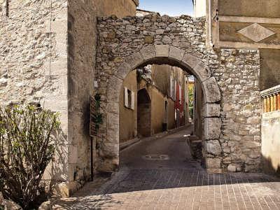 Le castellet plus beau village de france cite de caractere porte ouest de l enceinte routes touristiques du var guide touristique de la provence alpes cote d azur