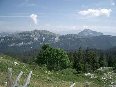 Le charmant som et chamechaude depuis le col de la grande vache parc naturel regional de la chartreuse guide du tourisme de rhone alpes