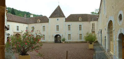 Le chateau de bazoches cour interieure routes touristiques dans la nievre guide du tourisme en bourgogne