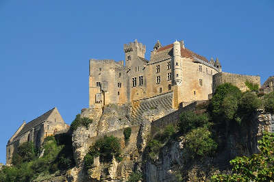 Le chateau de beynac routes touristiques de dordogne guide du tourisme en nouvelle aquitaine