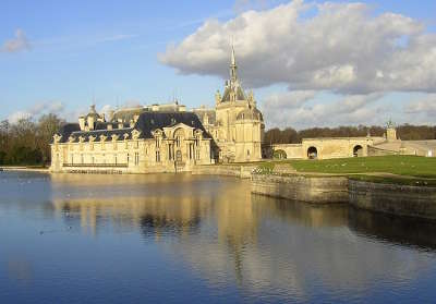 Le chateau de chantilly dans le val d oise guide de tourisme de l ile de france