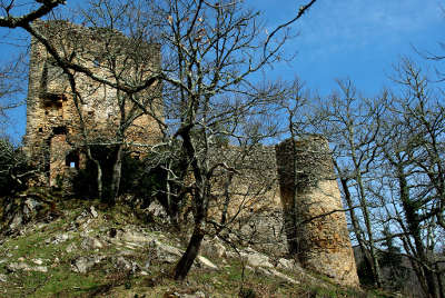 Le chateau de la garde route des cols des pyrenees guide touristique de l ariege