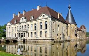 Le chateau de sully route historique des ducs de bourgogne