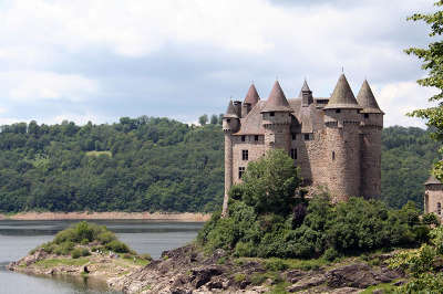 Le chateau en bordure du lac de bort les orgues route historique des chateau d auvergne guide du tourisme du cantal