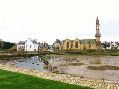 Le faou et l estuaire de la riviere du faou a maree basse petite cite de caractere routes touristiques dans le finistere guide du tourisme en bretagne