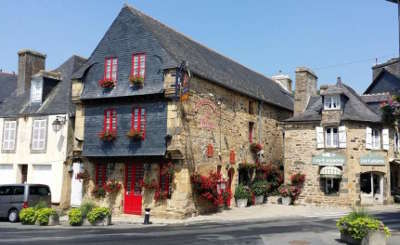 Le faou maison feodale typique au centre de le faou routes touristiques dans le finistere guide du tourisme en bretagne