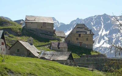 Le hameau de bousieyas au printemps neves en arriere plan guide du tourisme de la paca