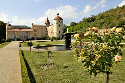 Le jardin du chateau de la batisse jardins remarquebles routes touristiques du puy de dome guide du tourisme d auvergne