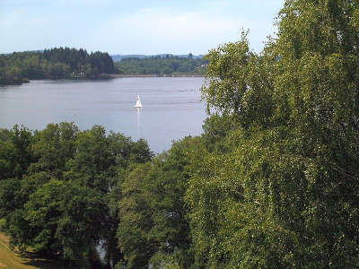 Le lac de vassiviere parc naturel regional de millevaches routes touristique de correze guide touristique du limousin