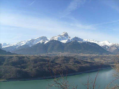 Le lac du sautet et l obiou depuis corps route napoleon guide touristique isere