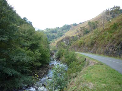 Le long du gave larrau route des cols des pyrenees guide du tourisme des pyrenees atlantiques aquitaine