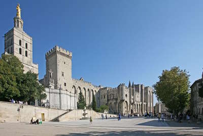 Le palais des papes vue de la place du palais avignon routes touristiques du vaucluse guide du tourisme de provence alpes cote d azur