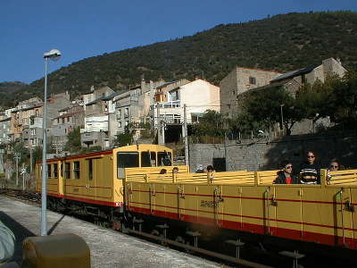 Le petit train jaune au depart de villefranche de conflent route des cols des pyrenees guide touristique des pyrenees orientales