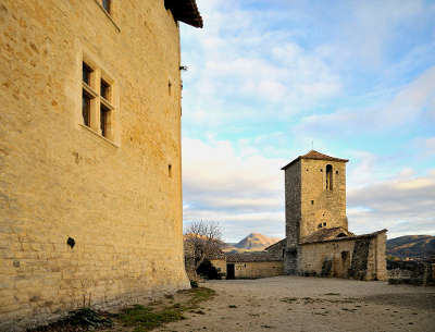 Le poet laval plus beau village village perche le donjon routes touristiques de la drome guide touristique rhone alpes